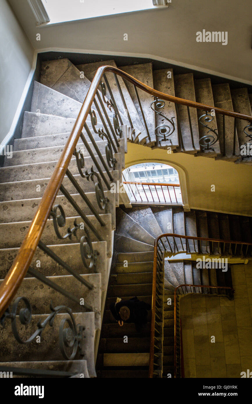 En regardant escalier à Somerset House, Londres, Royaume-Uni. Banque D'Images