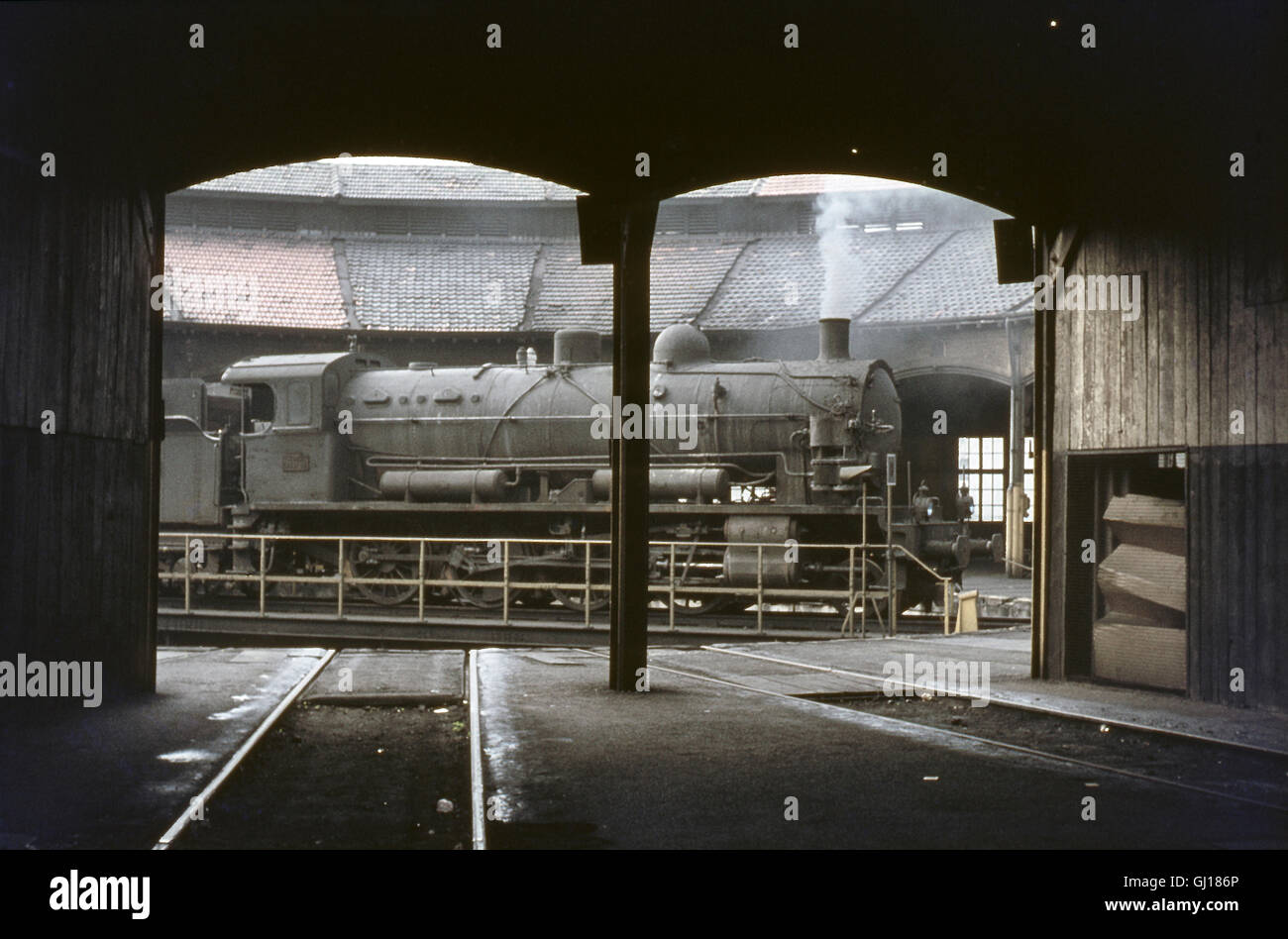 Une classe SNCF 140C sur la platine dans l'ancien hangar à Verdun le jeudi 9 juillet 1970. Banque D'Images