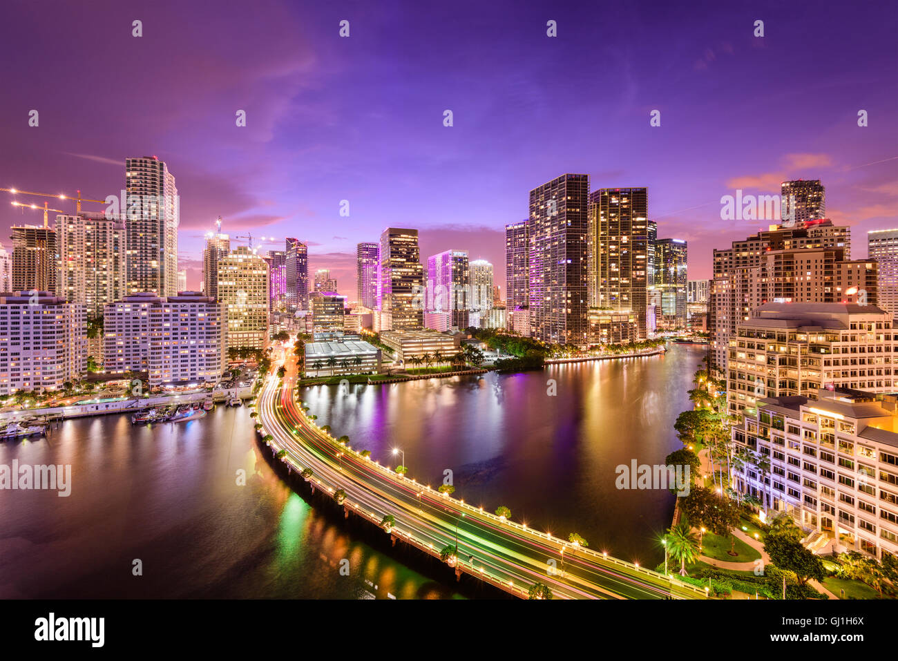 Miami, Floride, USA sur le centre-ville de nuit. Banque D'Images