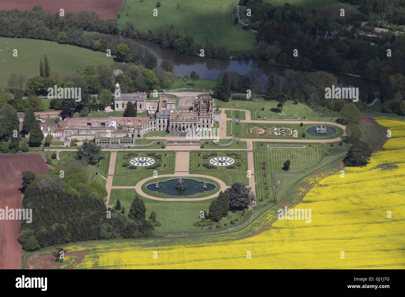 Vues aériennes de l'English Heritage Cour Witley et jardins près de Great Witley situé au milieu des champs de colza jaune du Worcesterhire campagne Banque D'Images