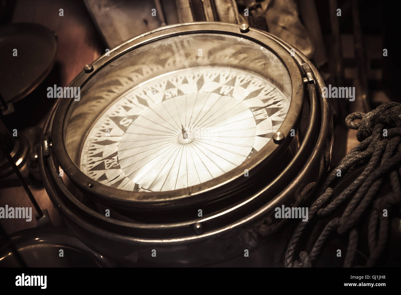 Compas nautique vintage, photo gros plan avec focus sélectif et chaude de correction tonale rétro effet filtre photo Banque D'Images