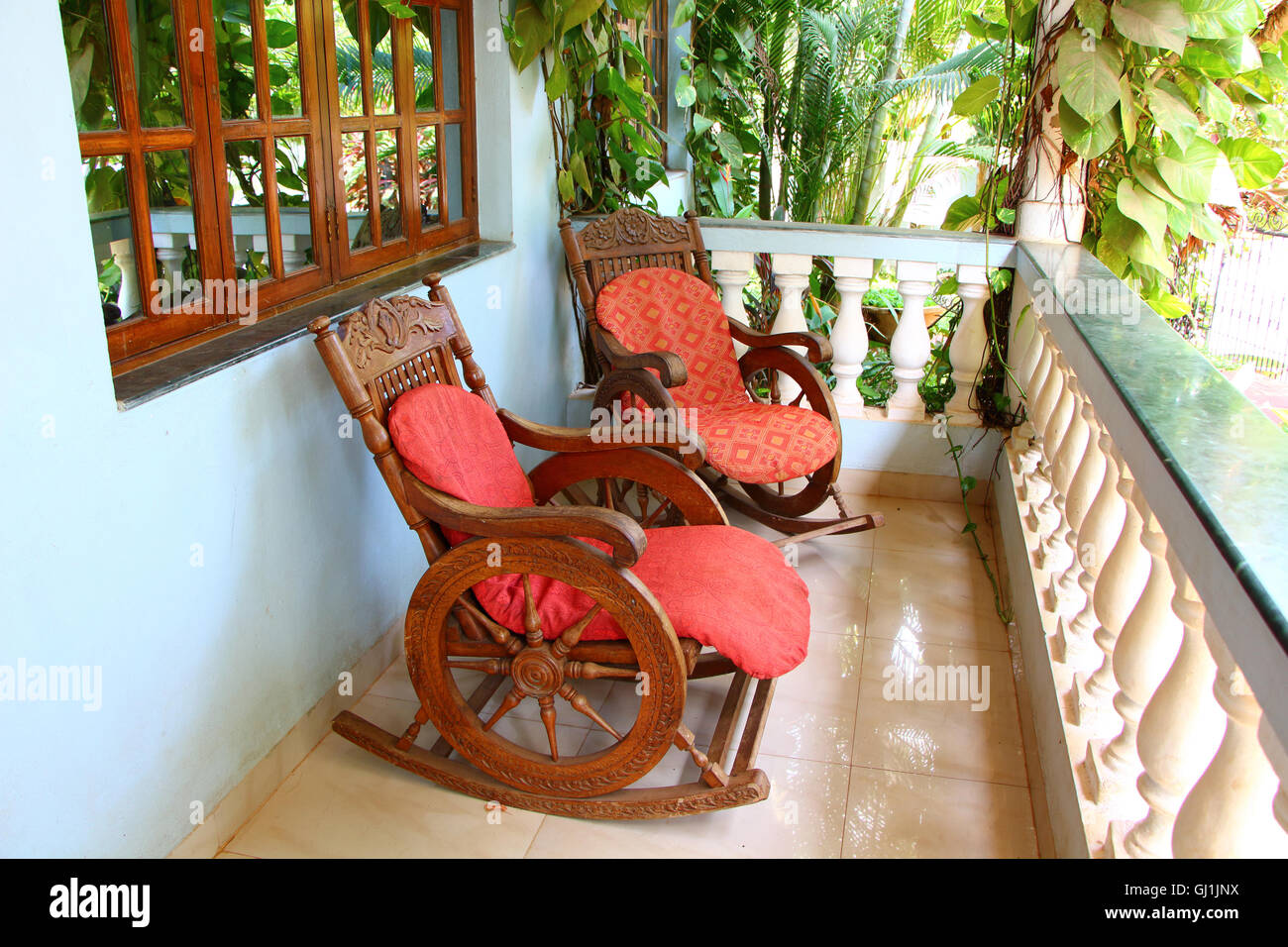Rocking chairs on the veranda Banque de photographies et d'images à haute  résolution - Alamy