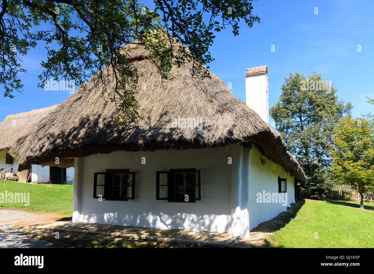Bad Tatzmannsdorf : Ancienne ferme avec toit de roseau à l'open air museum, l'Autriche, Burgenland, Banque D'Images