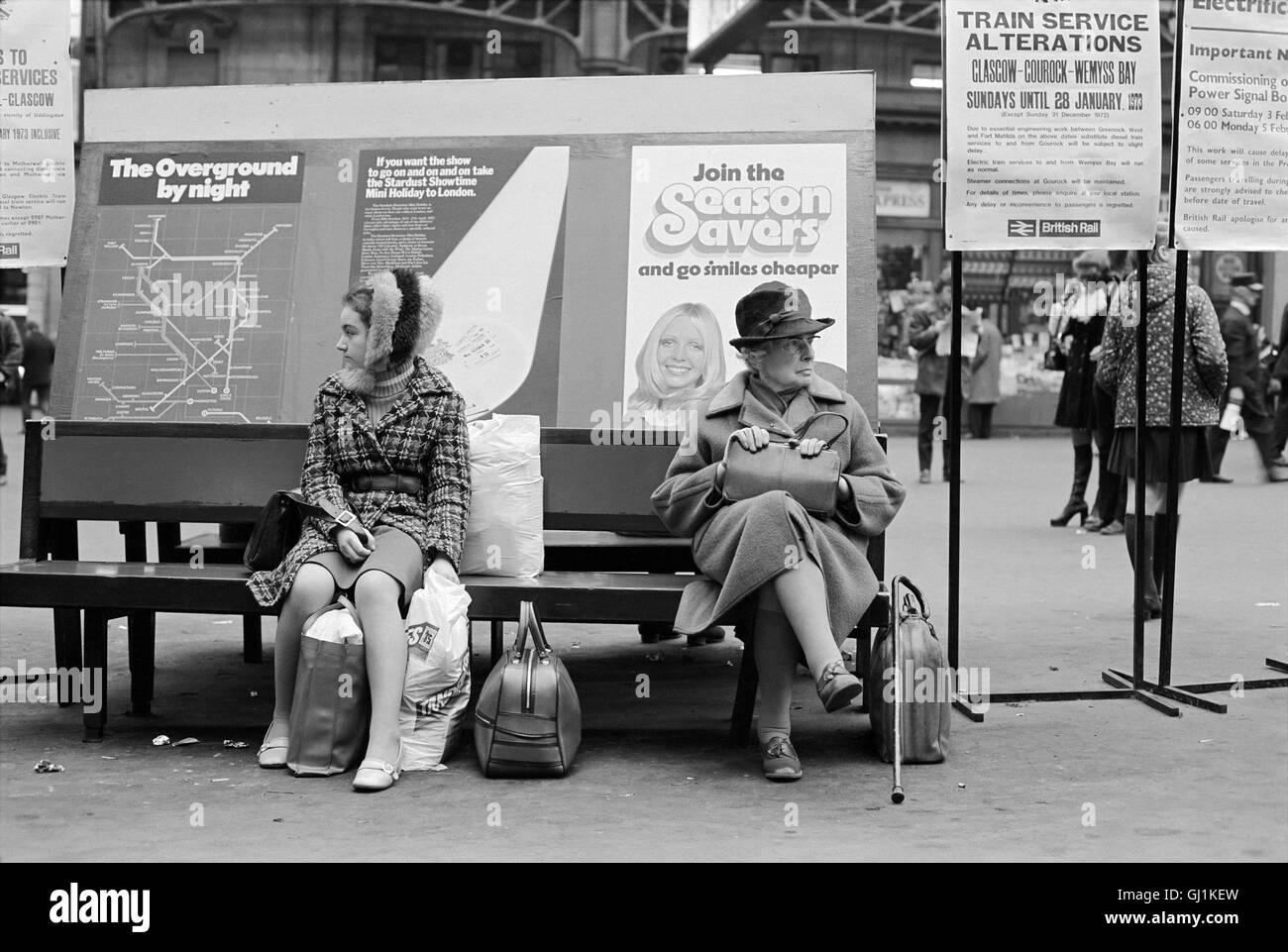 Attendant le train La gare centrale de Glasgow, 1972 env. Banque D'Images