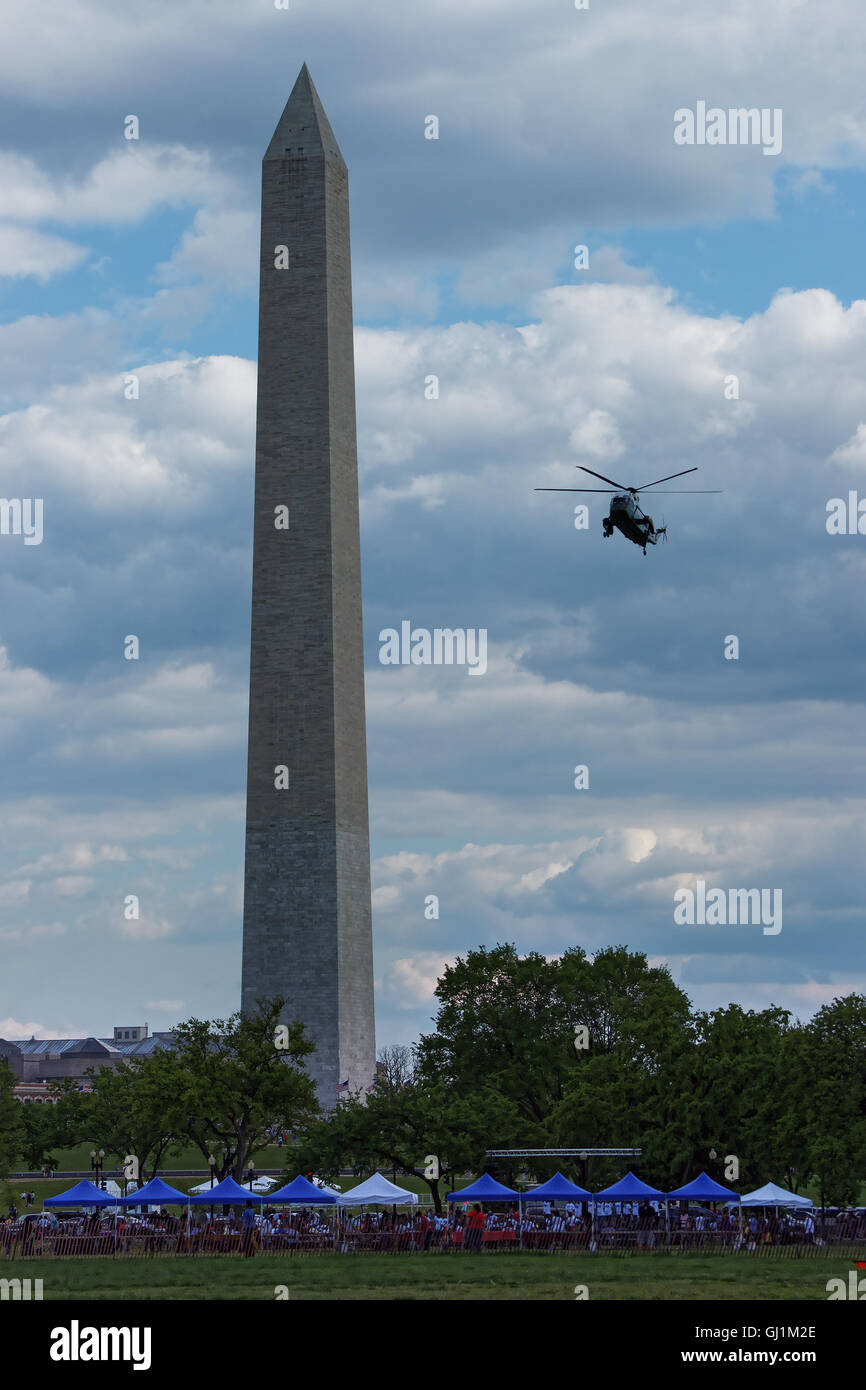 Hélicoptère a été vu volant à proximité du Washington monument. La statue est faite de marbre, granit et pierre bleue. Il a été terminé le 9 octobre 1888. Banque D'Images