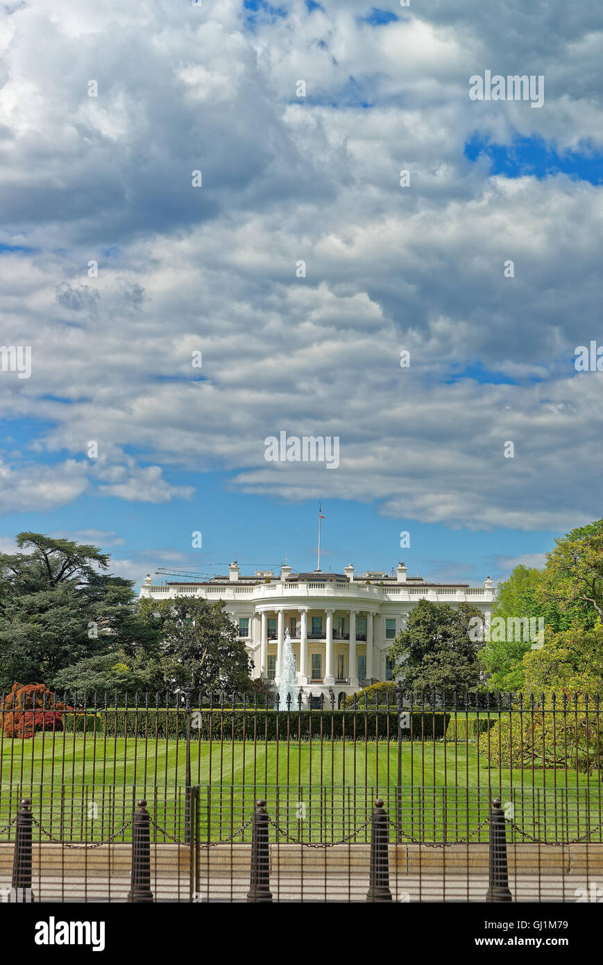Regardez la Maison Blanche à Washington D.C., USA. La résidence officielle et le lieu de travail pour l'actuel président américain. Il a été achevé en 1800 et le premier Président qui a vécu il y avait John Adams. Banque D'Images