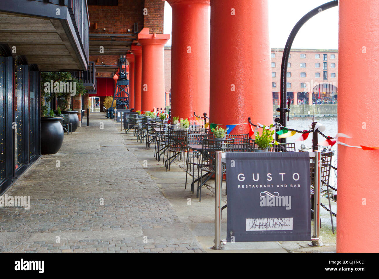 L 'Gusto' restaurant haut de gamme et un bar sur la place du célèbre Albert Dock complexe, Liverpool, Merseyside, Royaume-Uni. Banque D'Images