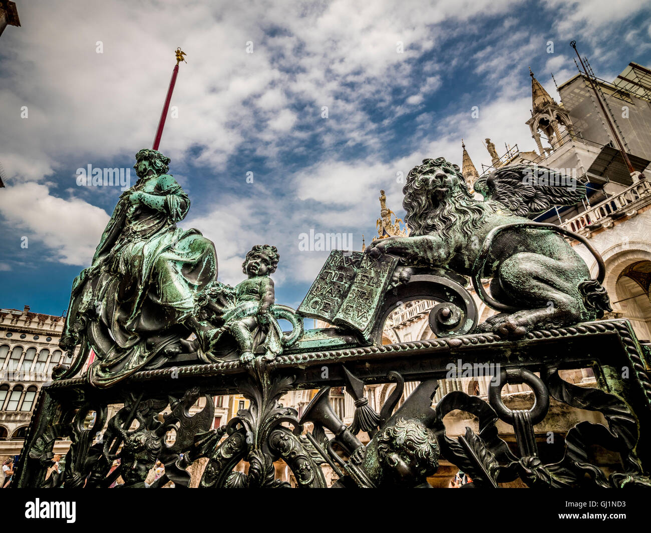 Statues en bronze aux portes de la loggetta de San Marco campanile, avec la basilique Saint-Marc en arrière-plan. Venise, Italie. Banque D'Images