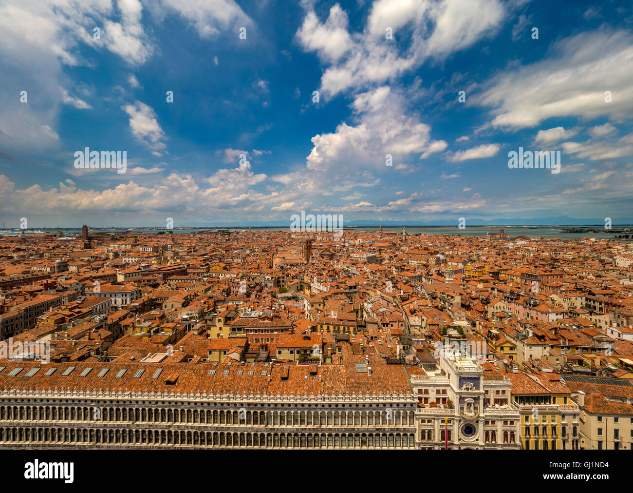 Vue aérienne de toits de Venise avec la place St Marc au bord inférieur. Venise, Italie. Banque D'Images