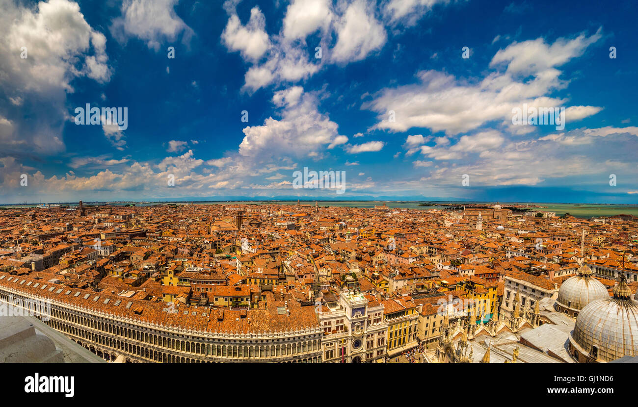 Vue Aérienne Vue panoramique de Venise avec la Place St Marc et la basilique de dômes à l'avant-plan. Banque D'Images