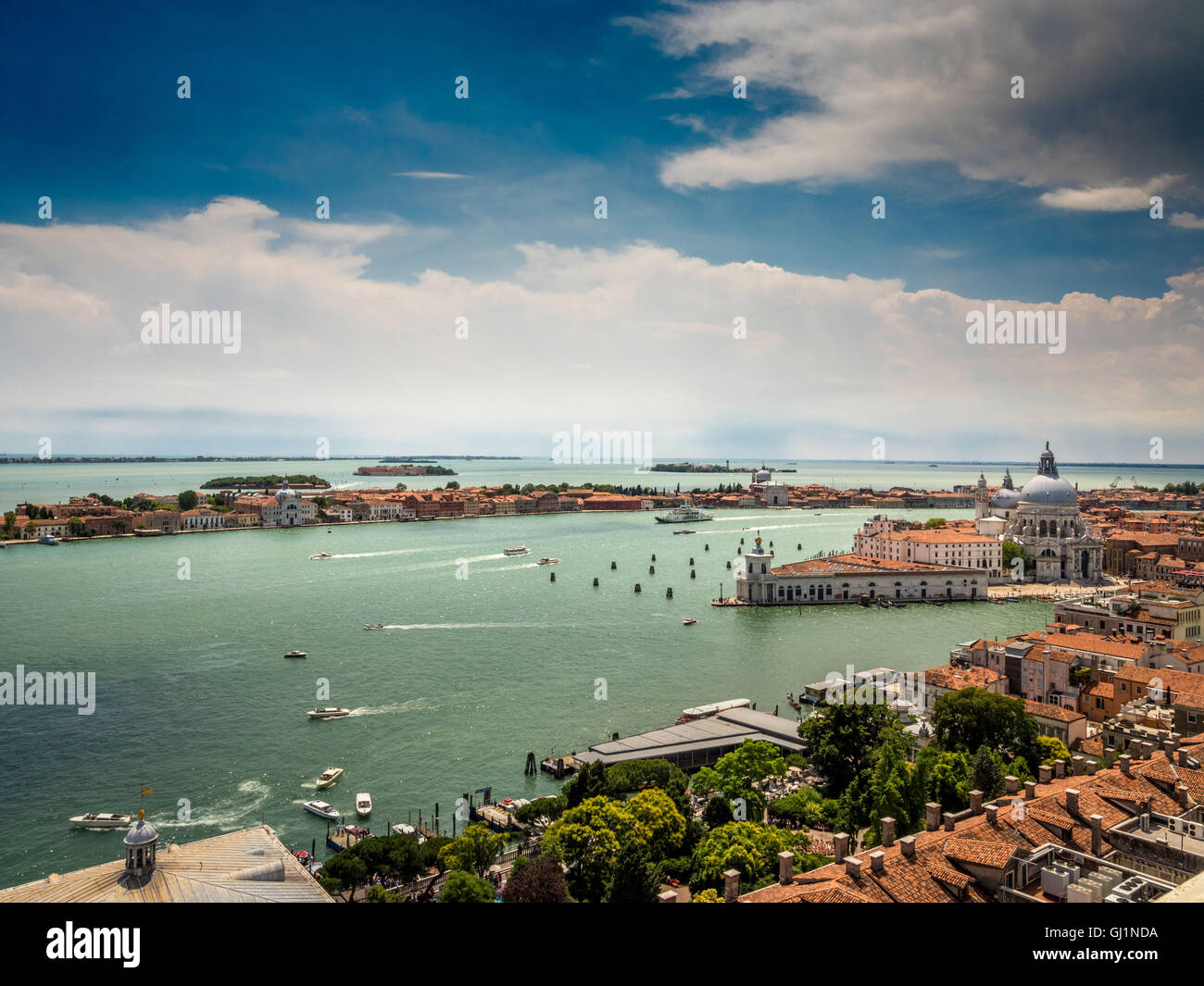 Vue aérienne du bassin de St Marc en regardant vers l'île de Giudecca et la Dogana da Mar, Venise, Italie. Banque D'Images