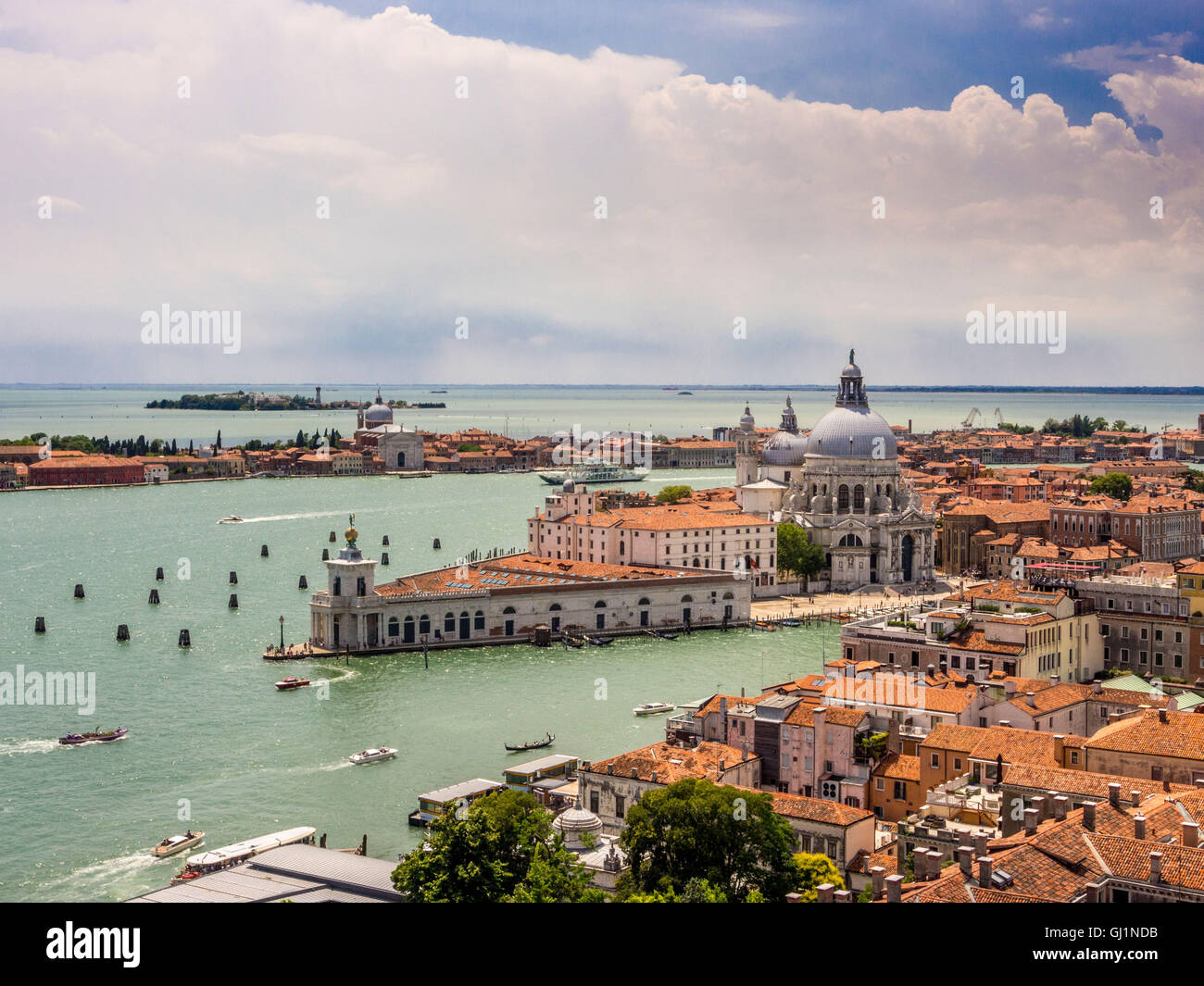 Vue aérienne de la Punta della Dogana et l'église de Santa Maria della Salute, avec Grand Canal au premier plan. Venise, Italie. Banque D'Images