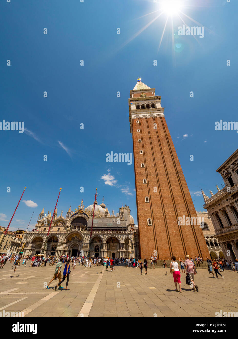 Le clocher ou campanile de la Basilique St Marc, avec la Place St Marc au premier plan. Venise, Italie. Banque D'Images