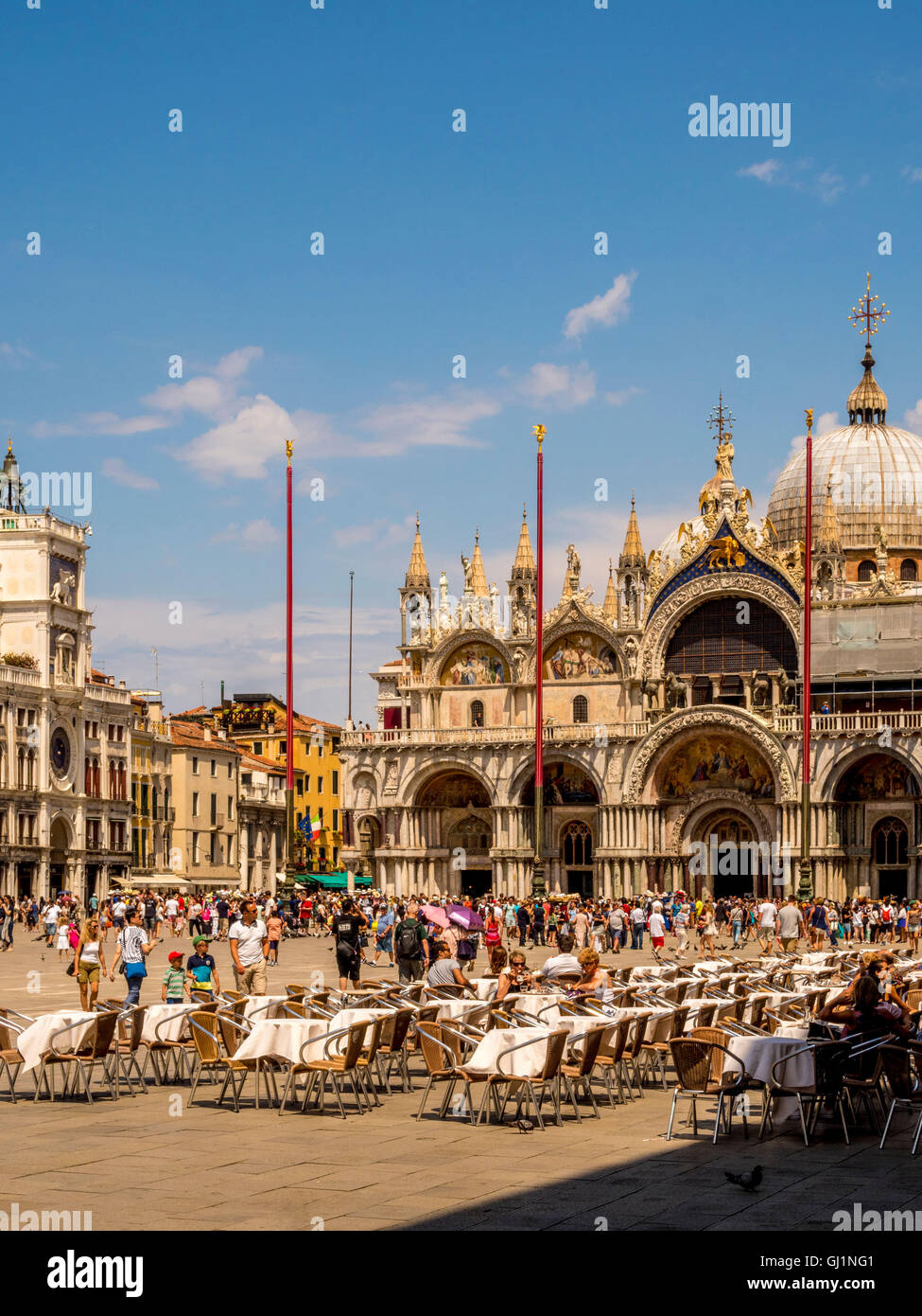 Basilique St Marc avec tables et chaises du café Florian au premier plan. Venise, Italie. Banque D'Images