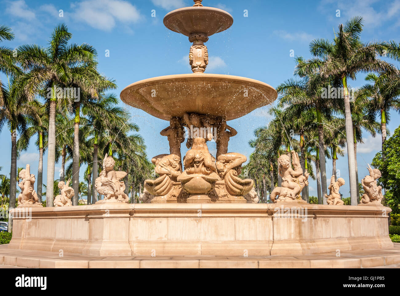 Établissement emblématique de style florentin, fontaine en face de The Breakers Resort de Palm Beach, Floride, USA. Banque D'Images