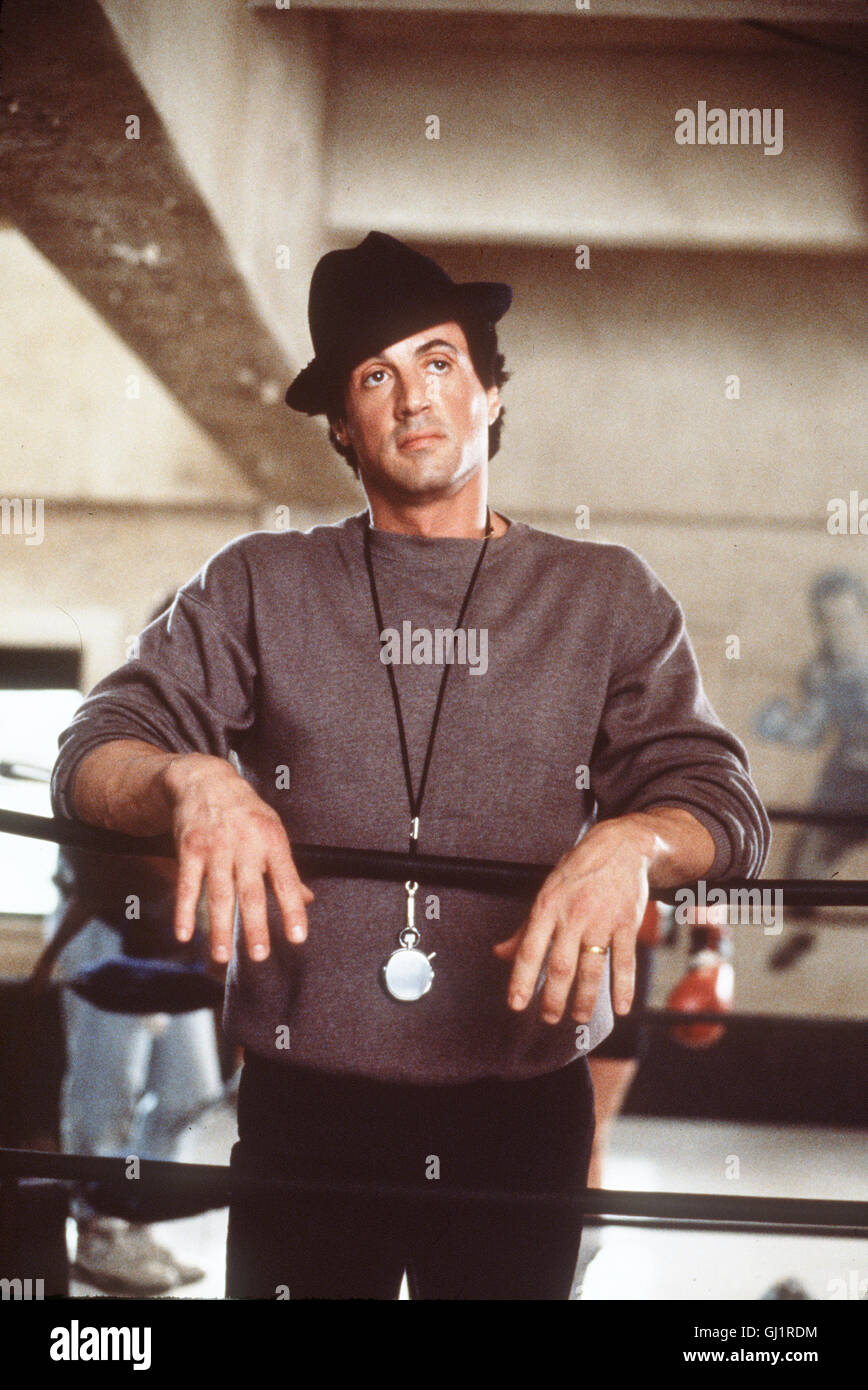 ROCKY V-er Rocky Balboa (Sylvester Stallone) kann's nicht lassen : Er nimmt  eine neue Herausforderung un. Regie : John G. Avildsen aka. Rocky V Photo  Stock - Alamy