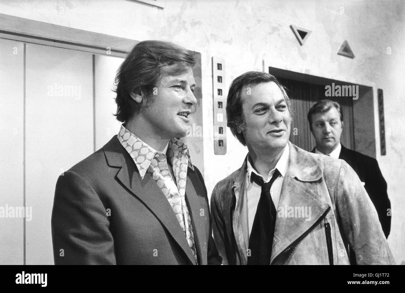 DIE ZWEI- Lord Sinclair (Roger Moore) erwacht in einem Stockholmer Hotel und kann sich nichts mehr erinnern. Kristin stellt sich Danny (TONY CURTIS) als Dame Sinclair vor und die Heiratsurkunde sieht echt ziemlich aus. Sinclair versucht sich doch, freizukaufen empÜrt Kristin lehnt ab... fort aka. Am Morgen danach The Persuaders Banque D'Images