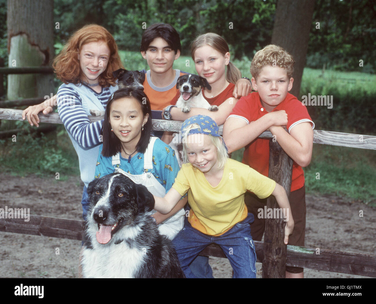 DIE KINDER VOM ALSTERTAL- KIKA 1705 v.l. : MARLEEN LOHSE - Hexe, THUY ANH-ACO - Kiki, MARCO SOUMIKH - Timo, ELISA PRIES - Merle, KATHARINA WÄSCHENBACH - Lisa, TIM KÜCHLER - Tobias aka. 7 Kiki darf nicht lesen lernen Banque D'Images