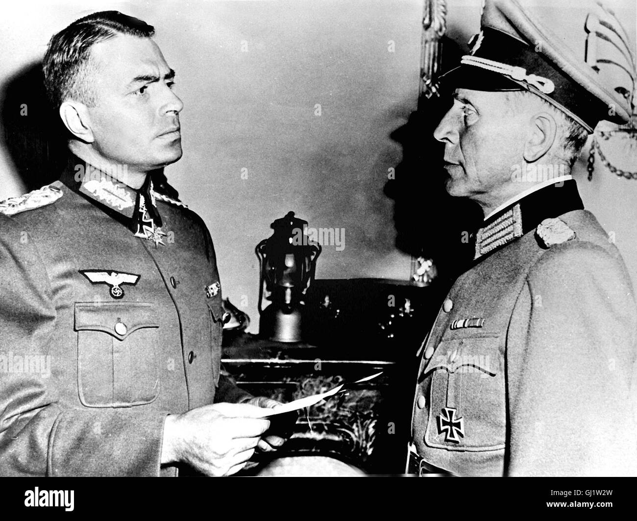 ROMMEL, DER WÜSTENFUCHS Desert Fox USA 1951 - Henry Hathaway Generalfeldmarschall Rommel (JAMES MASON,l) ist auf seinem bei Afrikafeldzug vernichtend El-Alamein von den Alliierten geschlagen worden. Seine Soldaten geraten alle dans Gefangenschaft, Rommel selbst liegt in einem Lazarett verletzt in Deutschland. Dort beginnt er sich immer mehr vom Nazi-Regime zu distanzieren. Er schließt sich der Widerstandsgruppe des 20. Un Juli und muss Wie viele andere - donc mutige - diese Entscheidung mit seinem Leben bezahlen. Regie : Henry Hathaway aka. Renard du désert Banque D'Images