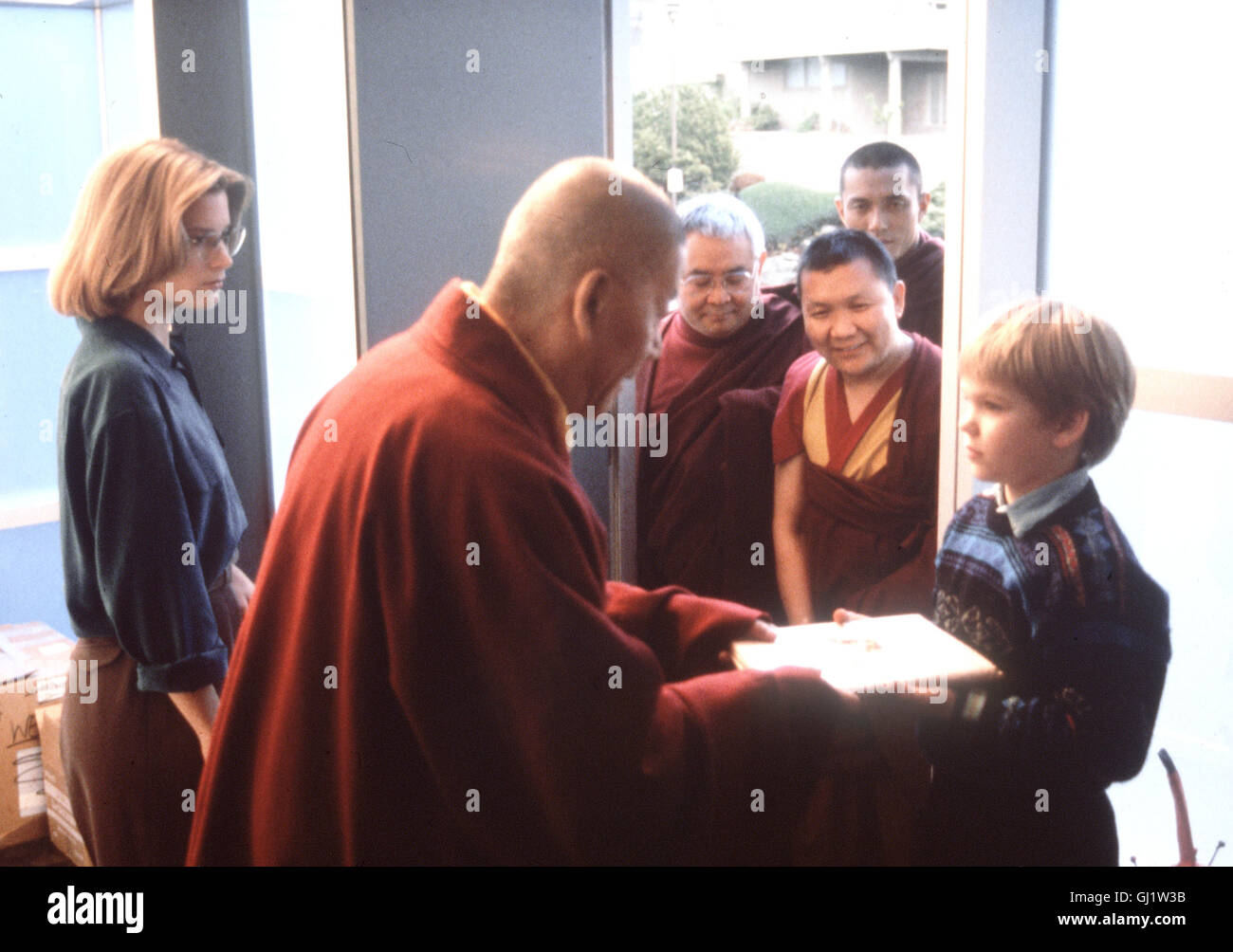 Petit Bouddha en dem Jungen amerikanischen achtjährigen Jesse glauben tibetanische Die Mönche des verstorbenen Wiedergeburt Lama Dorje gefunden zu haben. Jesses willigen ein, Die Eltern das Genre au Bouthan und Prüfung unterziehen zu lassen. Bild : Bridget Fonda (Lisa Konrad), YING RUOCHENG (Lama Norbu), ALEX LÉOPOLD LANCTÔT (Jesse) Régie : Bernardo Bertolucci aka. Petit Bouddha Banque D'Images