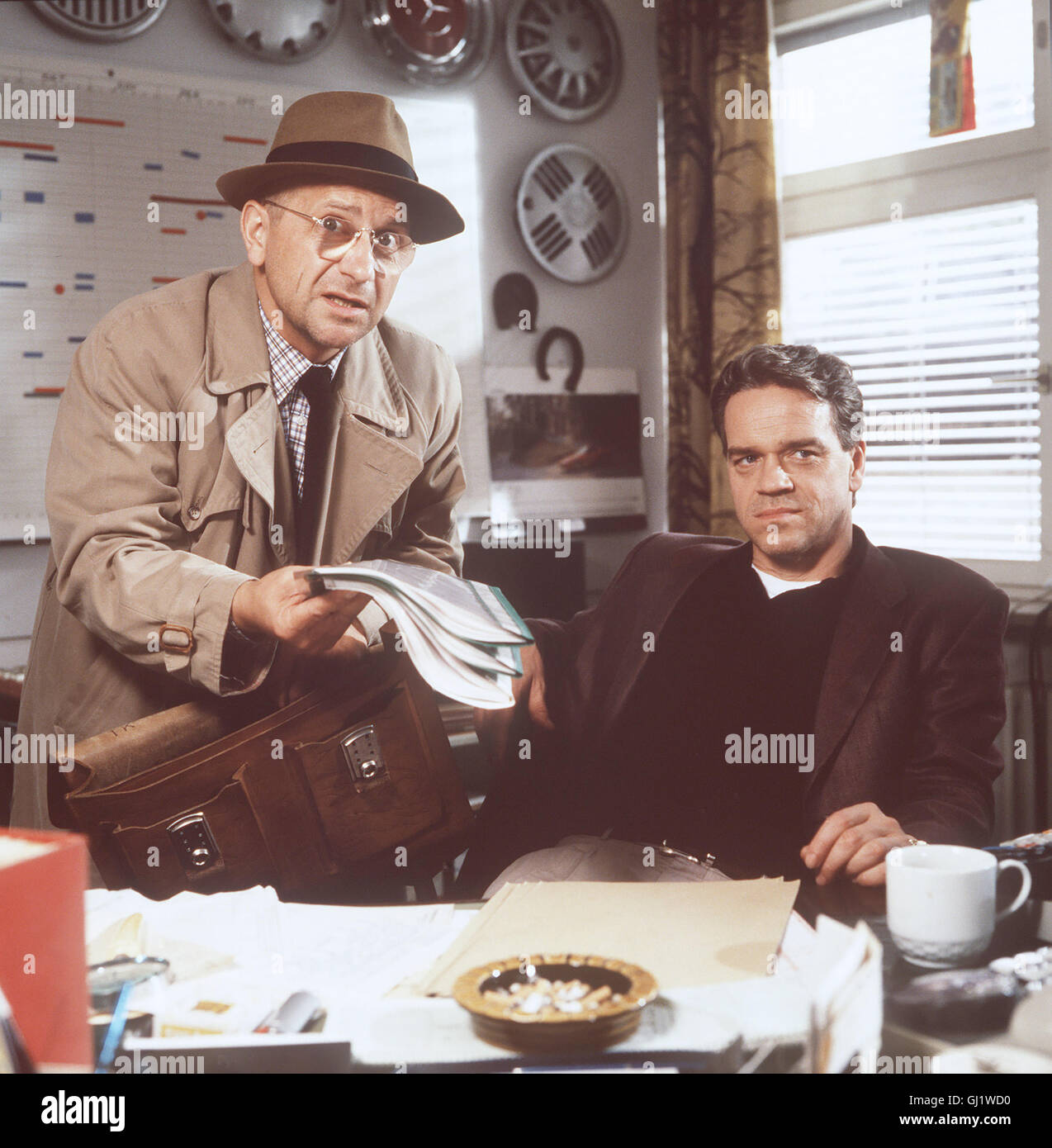 DER ALTE - Der Verlierer Zbynek Brynych D 1990 - Der reiche SchrotThendler Ferdi Mantell (Heinrich) wird von Ex-Frau erpresst senneur, um sie loszuwerden, engagiert er einen Killer. Voir mit SIEGFRIED KERNEN (Köhler) und Jürgen Heinrich (Mantell). Regie : Zbynek Brynych aka. Der Verlierer Banque D'Images