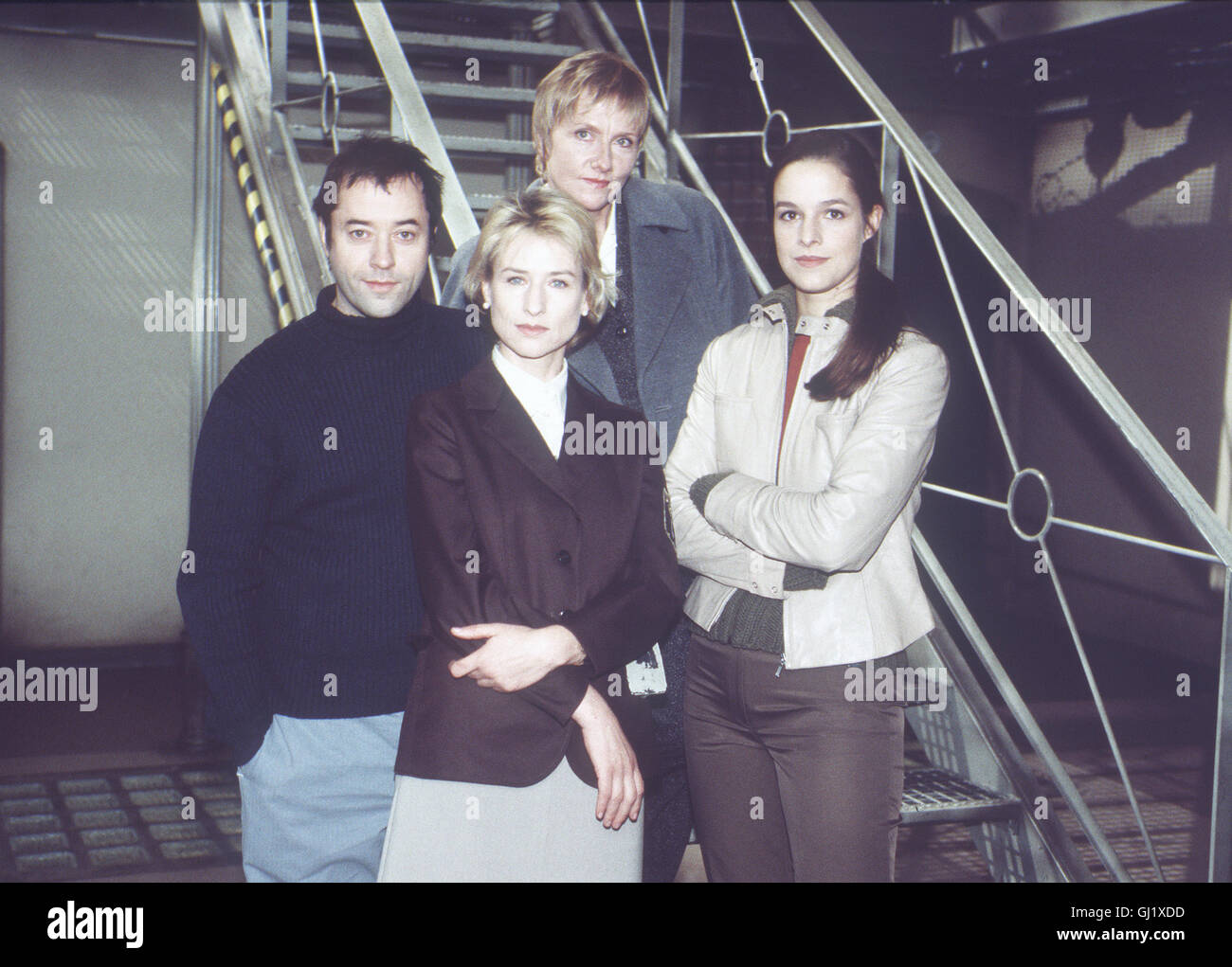 DOPPELTER EINSATZ - WEHE DEM, DER LIEBT Die Wienerin Alexandra Berger und die Ost-Deutsche Gudrun Sasse suchen gemeinsam nach dem Bankräuber Brandauer. Im Bild : JAN JOSEF LIEFERS (Hannes Brandauer), CORINNA HARFOUCH (Madeline), RUTH REINECKE (Gudrun Sasse) und HELEN ZELLWEGER (Alexandra Berger) Régie : Dennis Satin Banque D'Images