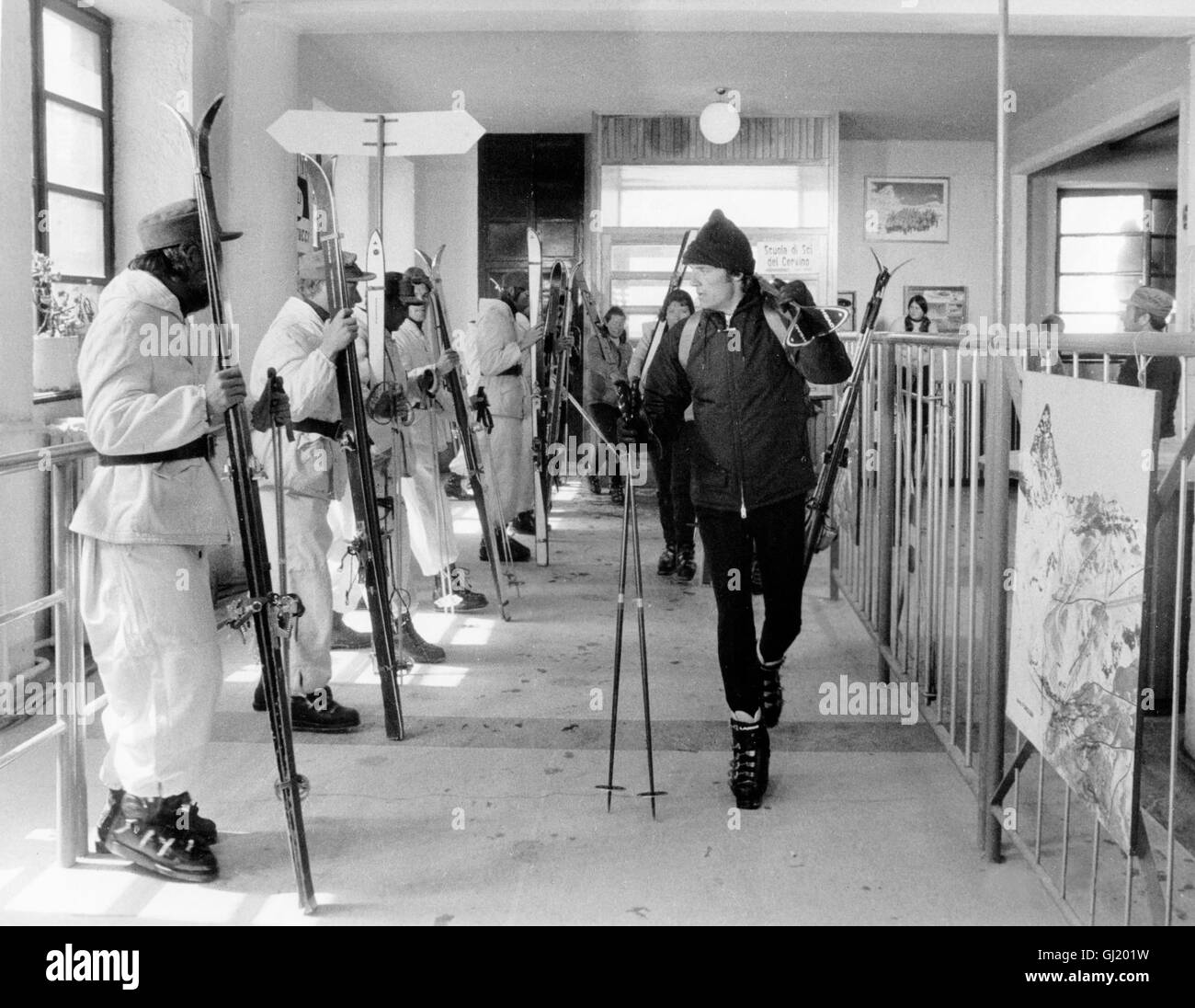 BANKRAUB SUIS MONTE ROSA - Skiprofi Christian (JEAN-CLAUDE KILLY) mehr Nervenkitzel dans sein Leben bringen, denn die täglichen Schussfahrten genügen ihm schon lange nicht mehr. C'est pourquoi beschliesst er mit seinen Freunden den Viertelmillion banquier Simonelli um eine zu erleichtern Dollar. Voir : Auf seinen Skiern sera Christian (JEAN-CLAUDE KILLY) meurent en Dollars Sicherheit bringen. Regie : George Englund aka. Les raiders de Ski Banque D'Images