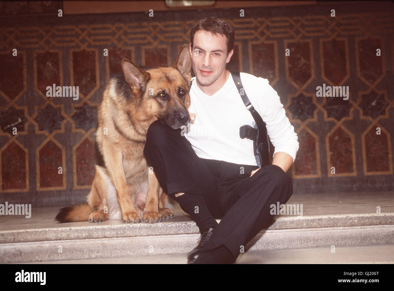 KOMMISSAR REX SAT.1 zeigt 10 neue Folgen der beliebten Krimi-Serie um Brandtner (GEDEON BURKHARD) und seinen schlauen Vierbeiner, KOMMISSAR REX.. In der Folge 'dans letzter Sekunde' stirbt ein prominenter Enthüllungsjournalist während eines Aufenthalts in einem Krankenhaus de Wiener. Gerade da er une einem Buch über den Österreichischen Waffenhandel cours hat, vermuten Brandtner und seine Kollegen einen mord. Regie : Gerald Liegel aka. Dans letzter Sekunde Banque D'Images