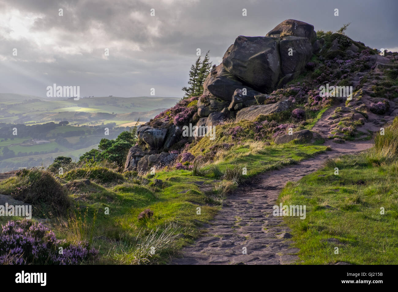 Sentier le long de la crête des cafards dans le Peak District National Park Banque D'Images