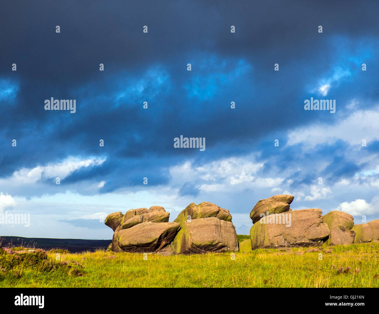 Blocs de pierre meulière sur les blattes Ridge dans le Peak District National Park Banque D'Images