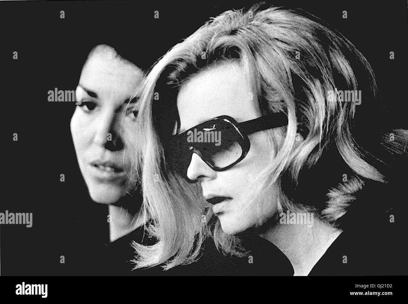 DIE ERSTE VORSTELLUNG- Myrtle Gordon (Gena Rowlands) ist eine bekannte dans Vierzigern Theaterschauspielerin den. Anscheinend hat sie alles : Ruhm, schönheit und Talent. Dans Auch dem neuen Theaterstück "la deuxième femme' Myrtle ist der Star. Geschrieben von Sarah Goode, inszeniert Manny Victor von und mit Maurice Adams Acteurs als das Stück, Wagner Bijouterie-uhren erneut eine Equipe, die es ist hilfsbereit, zusammen zu arbeiten. Doch dann gerät Das Leben der Hauptdarstellerin plötzlich ins Schwanken : Nach einer Vorstellung à New Haven Myrtle Zeuge ist, als eine leidenschaftliche von Anhängerin ihr ums Leben Banque D'Images