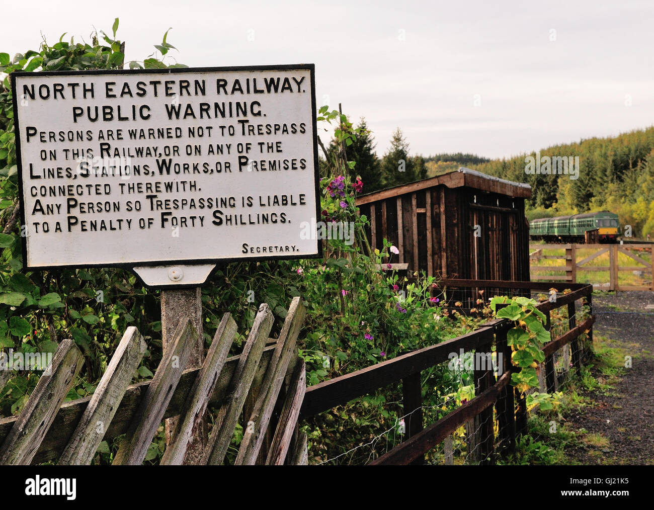 North Eastern Railway avis d'avertissement à côté du North Yorkshire Moors Railway. Banque D'Images