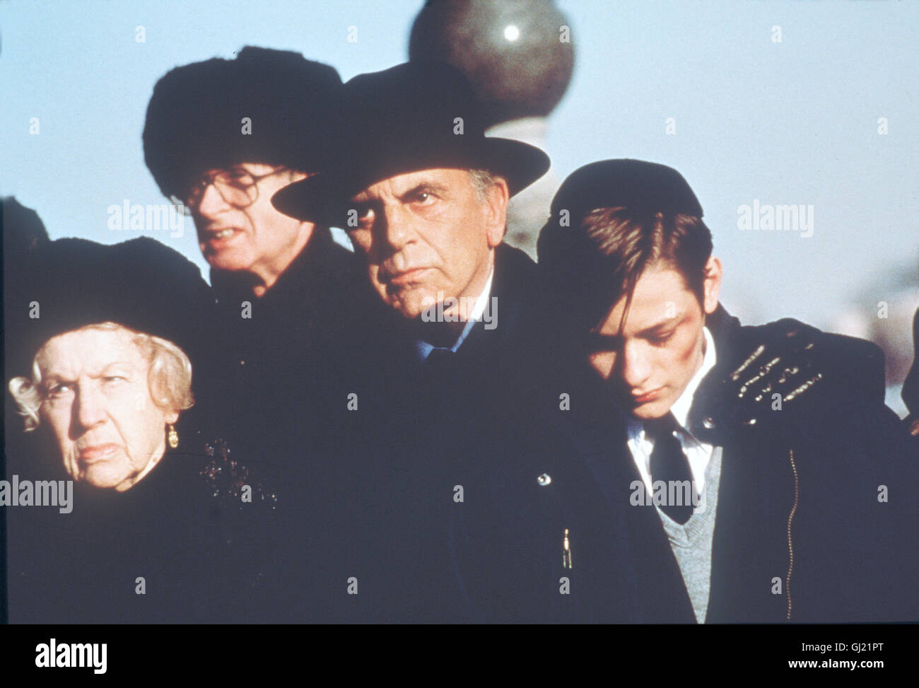 LITTLE ODESSA - EISKALT WIE DER TOD- 'Little Odessa' wird von russisch-jüdischen Einwanderern bewohnt. Auftragskiller als der Joshua un senneur Ort den zurückkehrt beschwört Kindheit, er eine blutige Familientragödie herauf. Im Bild : Begräbnisszene Maximilian Schell als Joshuas mit Vater und Arkady EDWARD FURLONG als sein Bruder jüngerger Ruben Regie : James Gray aka. Little Odessa Banque D'Images