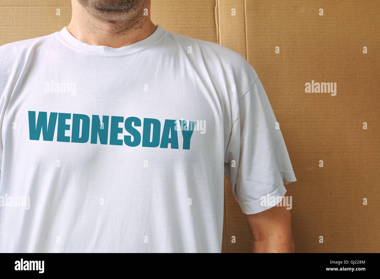 Jours de la semaine - mercredi, l'homme portant des T-shirt blanc avec le nom du troisième jour de la semaine imprimé Banque D'Images