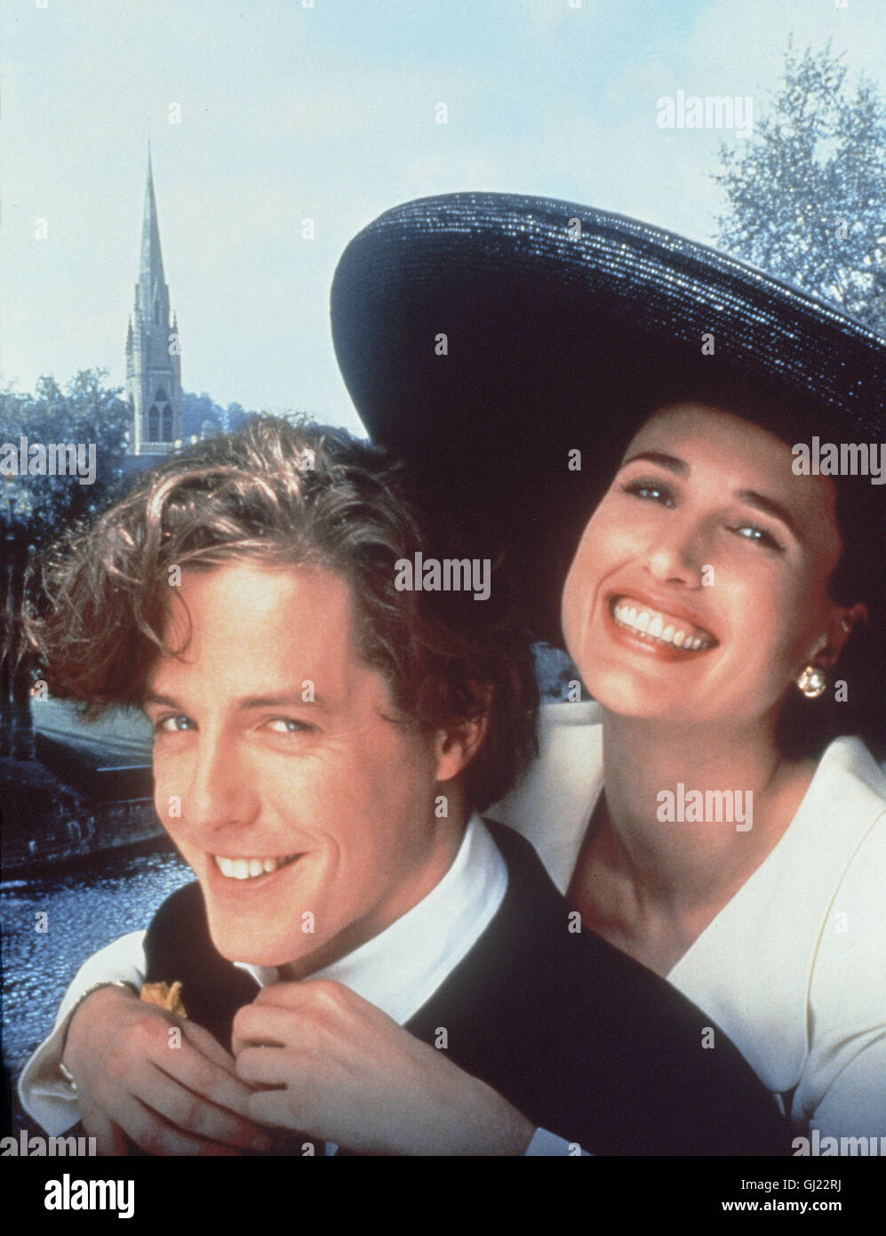 VIER HOCHZEITEN UND EIN TODESFALL- der charmante Engländer Charles (HUGH GRANT) liebt Hochzeiten - solange es nicht die eigene ist. Das ändert sich, als er die hübsche Amerikanerin Carrie (ANDIE MACDOWELL) kennenlernt. Es braucht allerdings vier Hochzeiten und einen Todesfall, bis er seine Traumfrau auch wirklich bekommt. Regie : Mike Newell aka. Quatre mariages et un Enterrement Banque D'Images