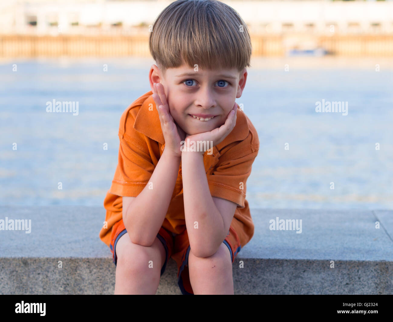 Portrait of a cute boy dans la nature Banque D'Images