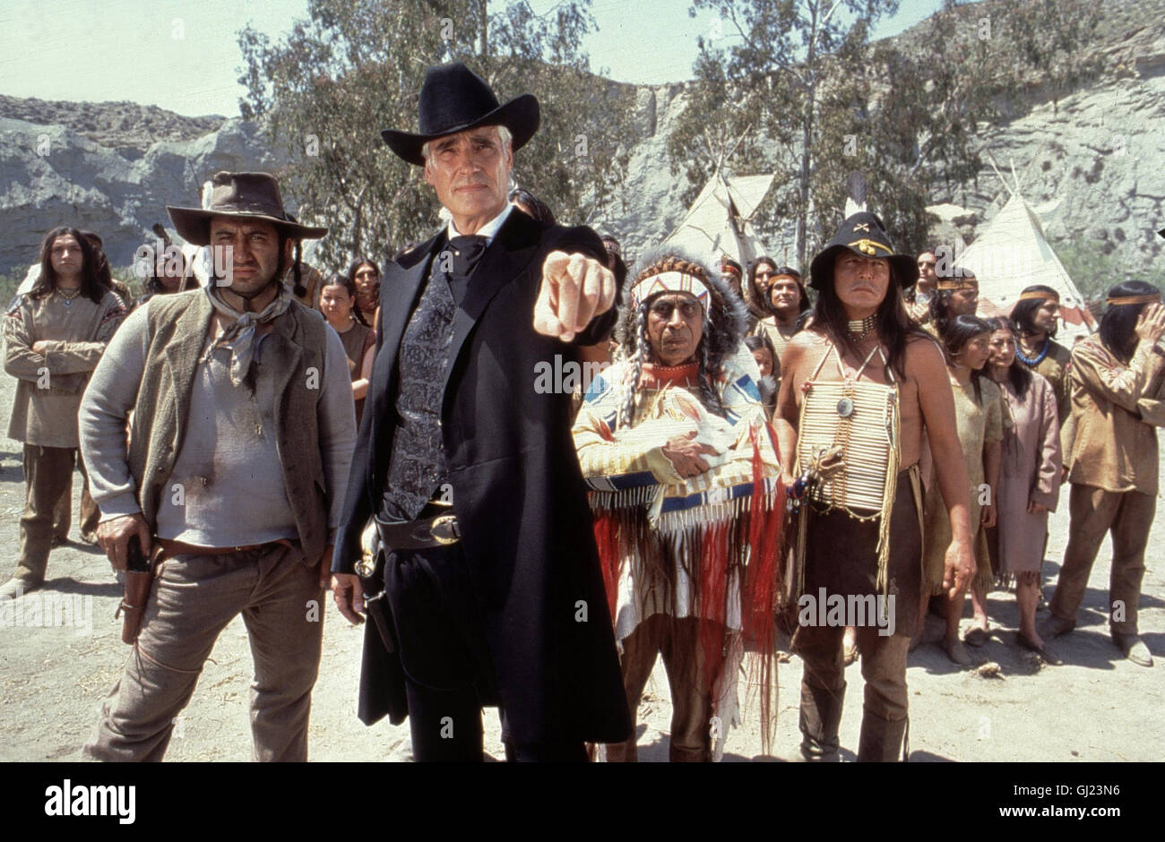 DER SCHUH DES MANIT1 D 2000 - Michael Bully Herbig Der Apachenhäuptling  Abahachi Blutsbruder sein und im Wilden Westen Ranger sorgen für Frieden  und Gerechtigkeit. Abahachi Schoschonen nimmt bei den einen Kredit