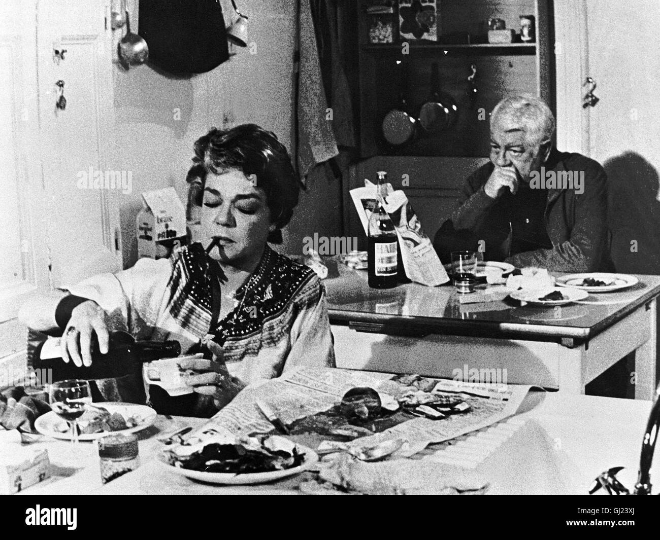 DIE KATZE- Die grosse Schauspielerin Simone SIGNORET spielt in dieser Simenon-Verfilmung eine Frau, die in Ihrem nie gealtert Herzen und ist die sich weigert, das vollständige Scheitern ihrer Ehe mit Julian (Jean Gabin) anzuerkennen. Regie : Pierre Granier-Deferre aka. Le Chat Banque D'Images