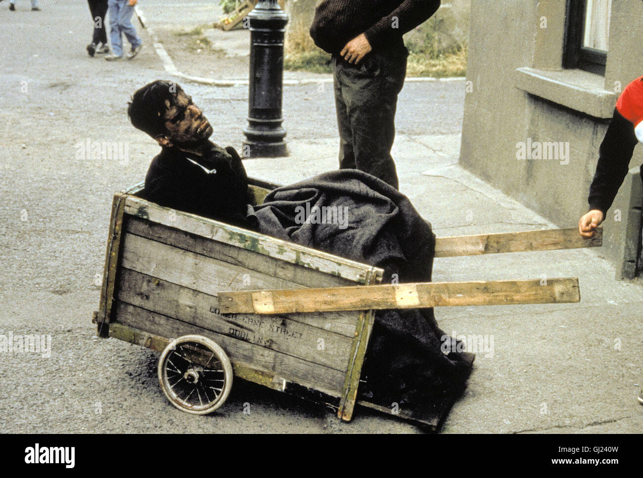 MEIN LINKER FUSS- der schwerstbehinderte Christy Brown (Daniel Day Lewis)  wird erst gefördert, als es ihm gelingt, mit seinem Fuß linken Zeichen  senneur Intelligenz zu geben. Regie : Jim Sheridan aka. Mon