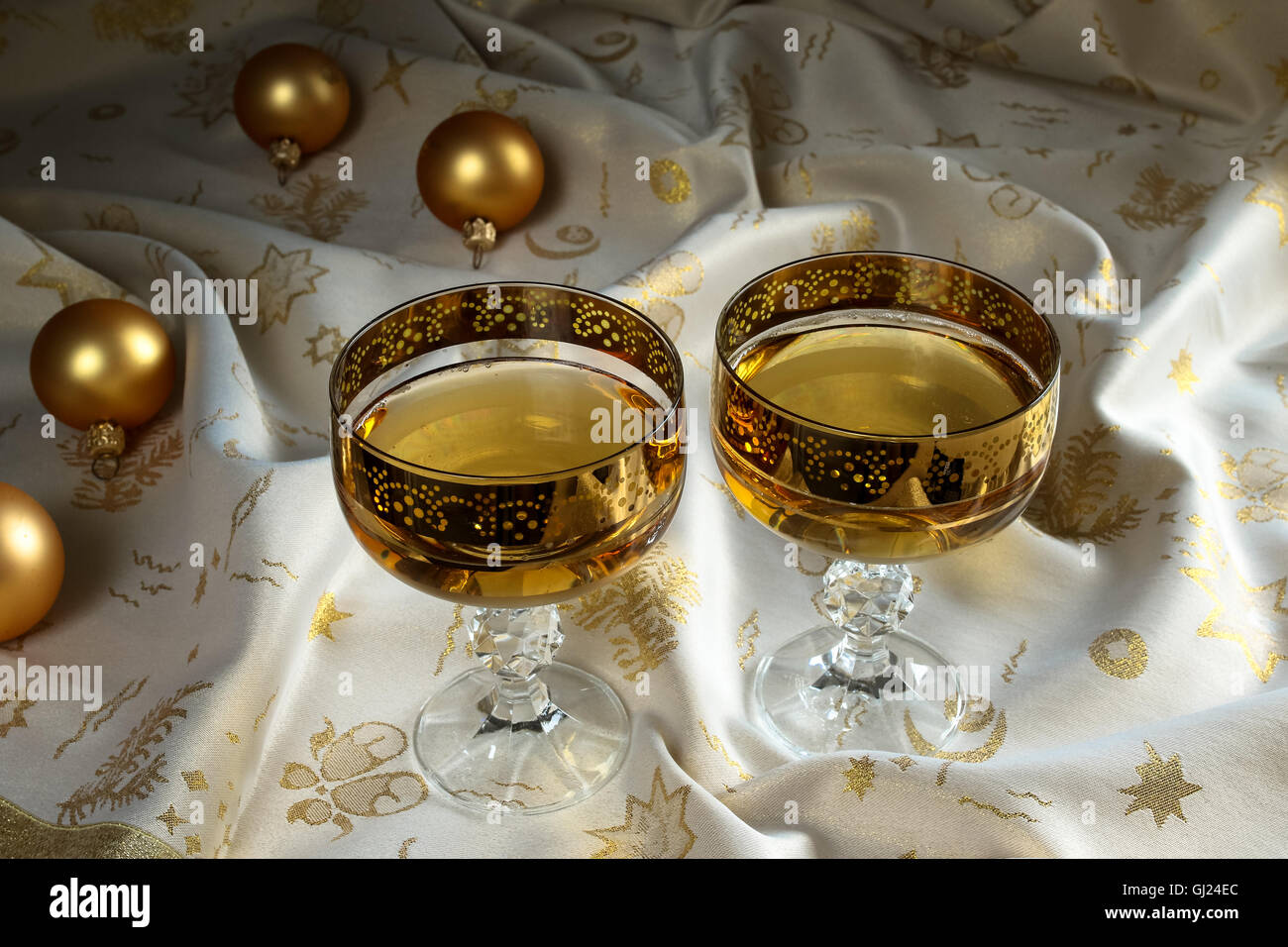 Cerclée d'or deux verres de champagne Banque D'Images