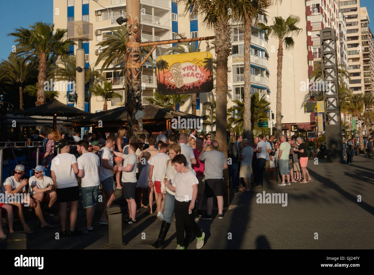 L'Espagne, Benidorm, les jeunes touristes de boire devant un bar de la plage de Levante Banque D'Images