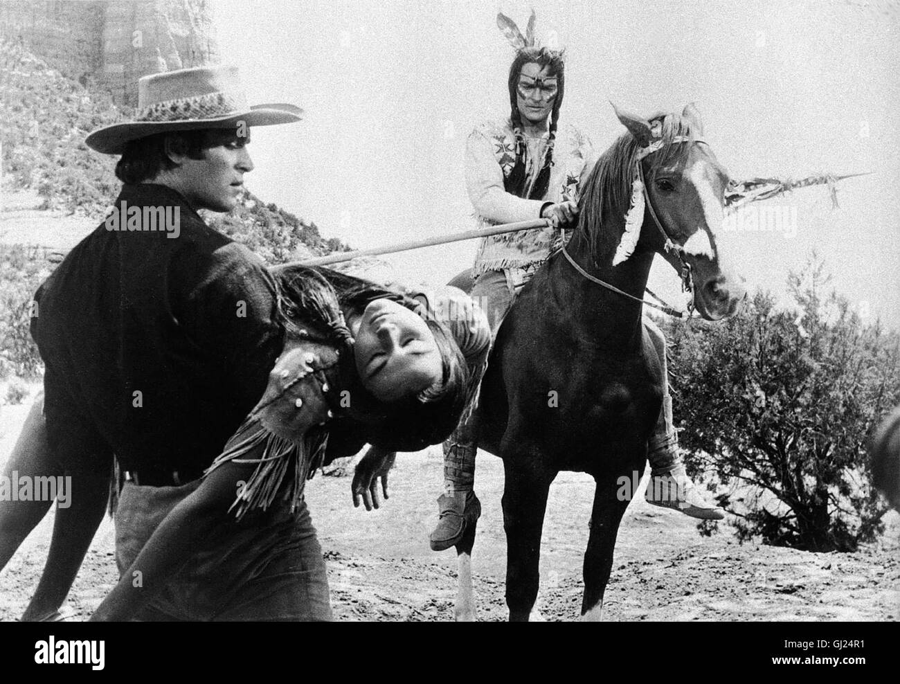 Homme NANNTE IHN- KELLY Kelly trappeur (CLINT WALKER,l) lebt mit dem Sioux-Häuptling Gall (JOHN RUSSEL) auf freundschaftlichem se balader. C'est pourquoi lehnt ab, er auch mit der US-Kavallerie in den Kampf gegen die Indianer zu aus. Mit seinem Gefährten Anse geht er zurück in seine Blockhütte Demande. Bei einer schwierigen rettet Opération Kelly der hübschen Indianerin Wahleeah (ANDRA MARTIN) das Leben, die beiden sich ineinander verlieben... Regie : Gordon Douglas aka. Yellowstone Kelly Banque D'Images