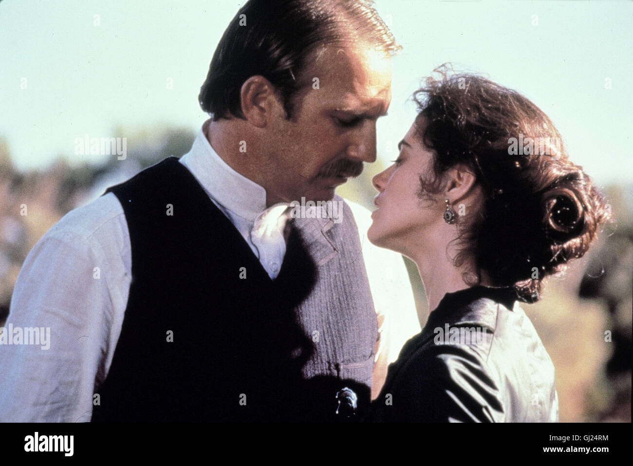 WYATT EARP - Das Leben einer LEGENDE- Wyatt Earp qu'un Gerechtigkeitsfanatiker. Gnadenlos er sorgt für Recht und Ordnung. Clantonbande bekommt das auch die zu spüren à Tombstone. Foto : Kevin Costner und JOANNA PASSE Regie : Lawrence Kasdan aka. Wyatt Earp Banque D'Images