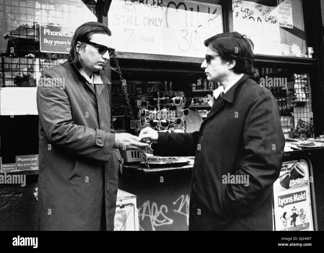 Filmszene : "J'ai embauché un contract killer" (der Réalisateur Aki Kaurismäki dans Kurzauftritt) und einem Hauptdarsteller JEAN-PIERRE LEAUD. aka. Dokumentation von Guy Girard Banque D'Images