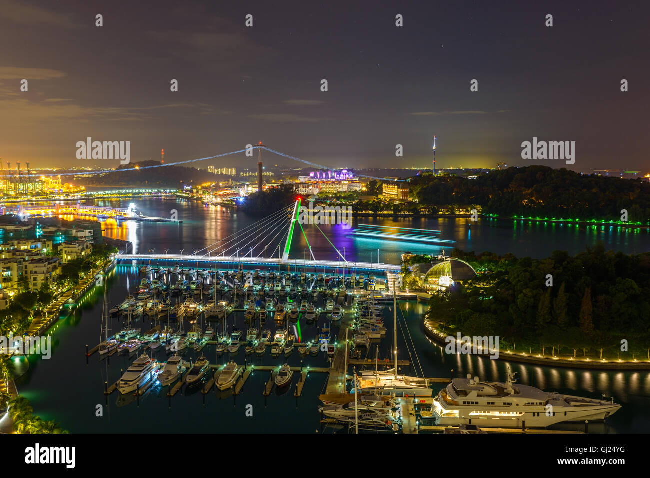 Vue de la nuit de Keppel Bay Marina, et l'île de Sentosa à Singapour Banque D'Images