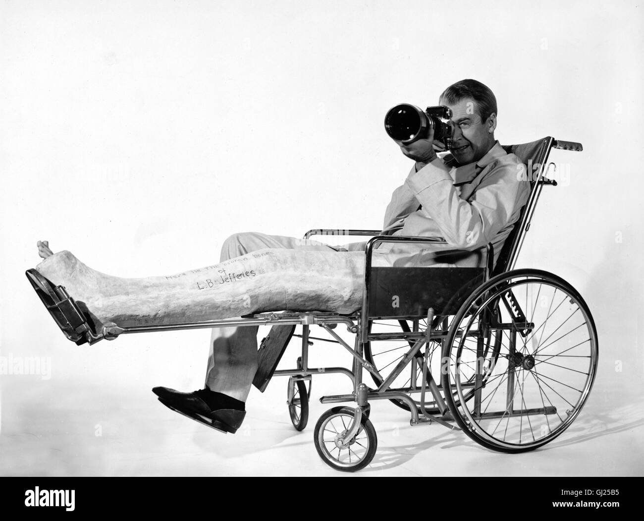 DAS FENSTER ZUM HOF- Pressefotograf L.B. Jeffries (JAMES STEWART) ist durch  einen Beinbruch an den Rollstuhl aus Langeweile beobachtet gefesselt und  seine Nachbarn dans den gegenüberliegenden Wohnungen. Er kommt Dabei auf  einem