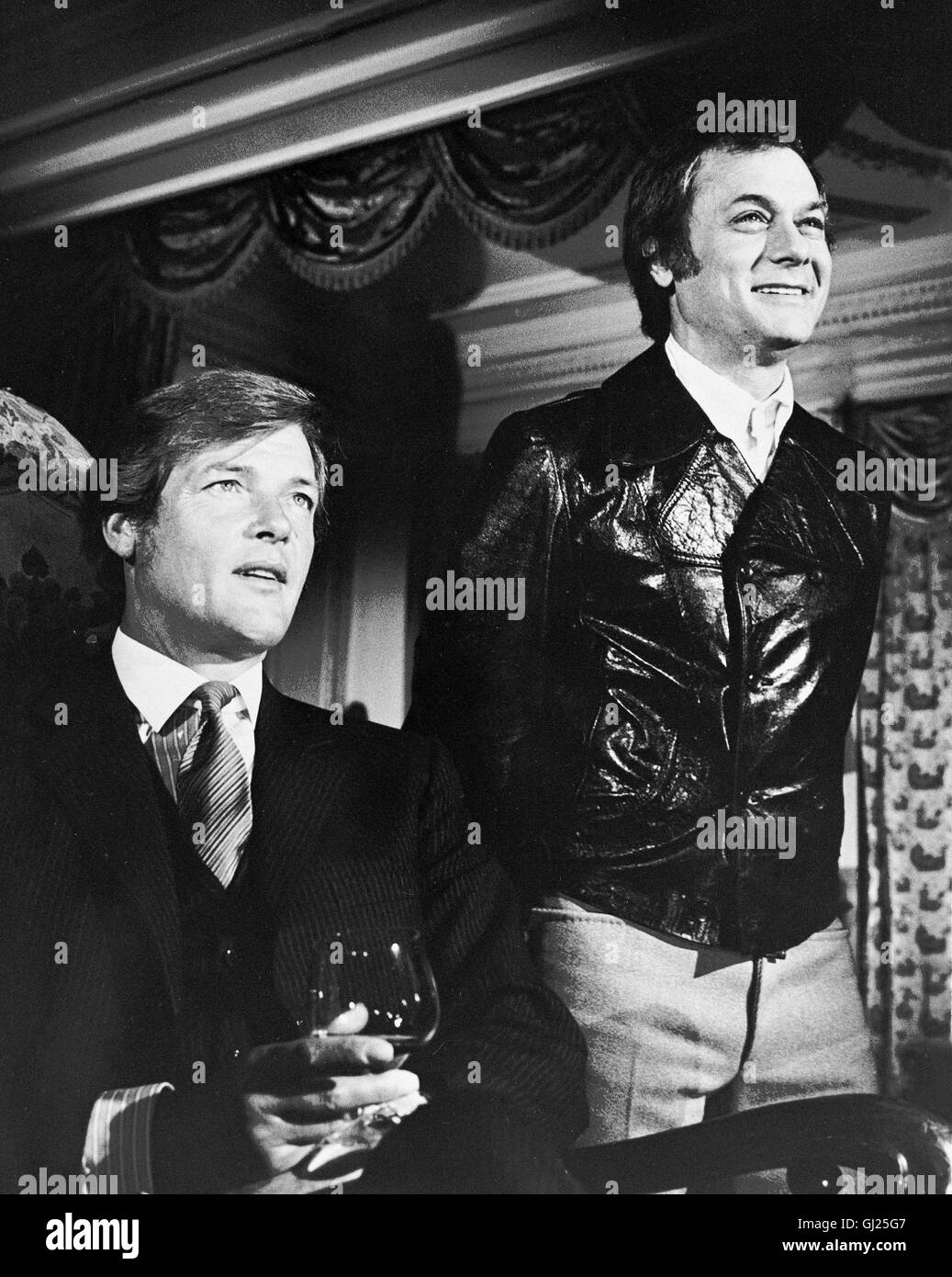 DIE ZWEI- Brett (Roger Moore) et Danny (TONY CURTIS) wollen mit ihrem 'Sinclair' spécial une einem Autorennen. sav Kurz davor erhält Brett einen mysteriösen Drohbrief. Seine Spur führt die beiden zu einem von Rennfahrers Haus der früheren, un verunglückte - mit Brett. Der Bruder dieses. Fahrers damals Rache geschworen... aka. - Ja, wo sie denn ? The Persuaders Banque D'Images