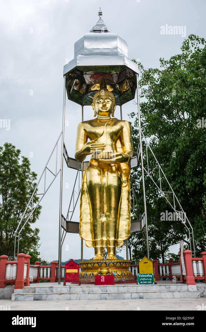 Chiang Rai, Thaïlande, statue en or du Bouddha sur le dessus de la montagne plus à Chiang Rai Banque D'Images