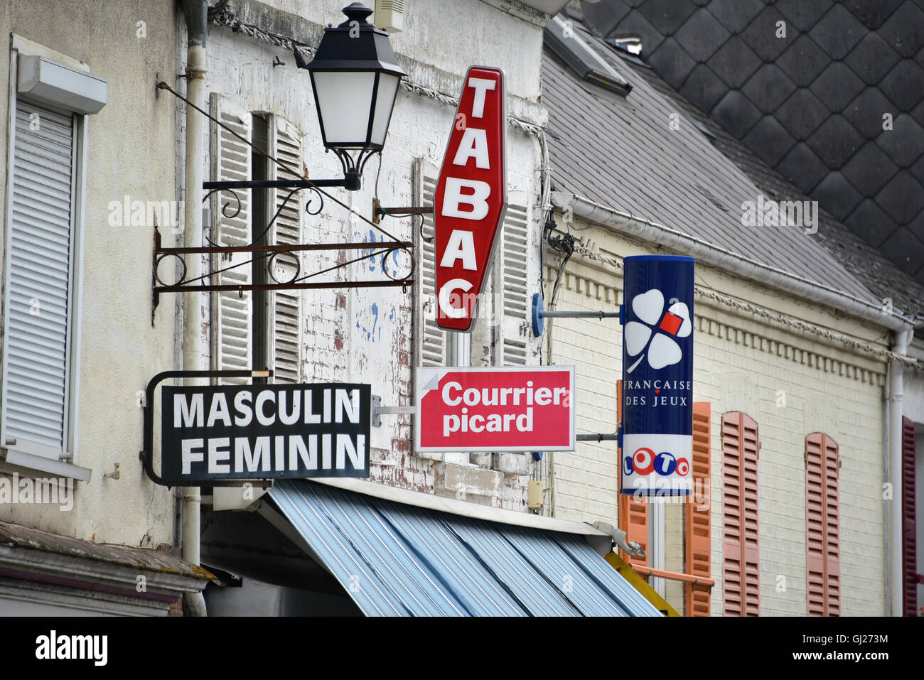 Boutiques colorées de signes sur une rue Française Banque D'Images