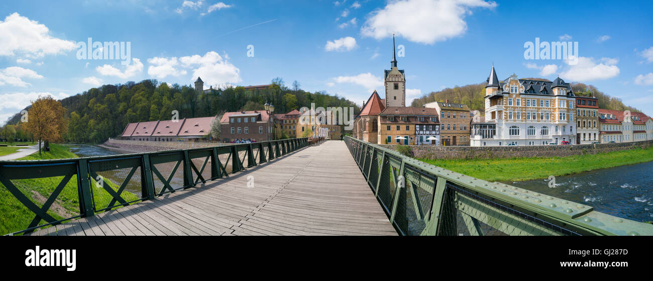 Panorama du pont et l'église dans une petite ville en Allemagne Banque D'Images